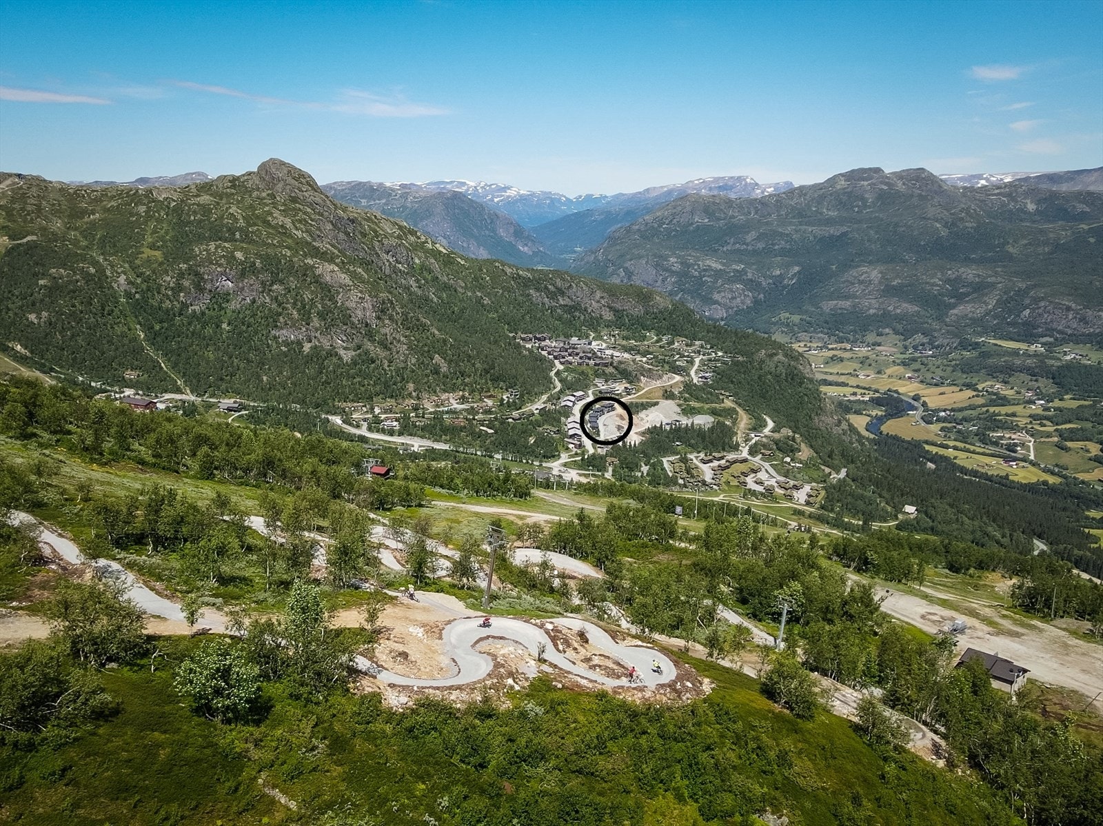 Skarsnuten 905 ligger i kort sykkelavstand til åpne flytstier for sykkel i sommersesongen. Foto Lars Storheim, Hallingdal Rides. Galleribilde