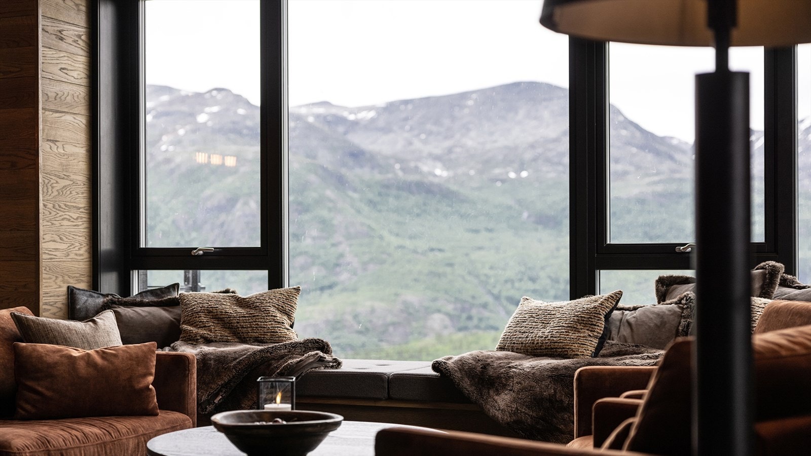 Utsikt mot Kyrkjebønøse og Leinenøse. Begge på rundt 1670 m.o.h. og populære toppturmål i henholdsvis sommer- og vintersesong. Galleribilde