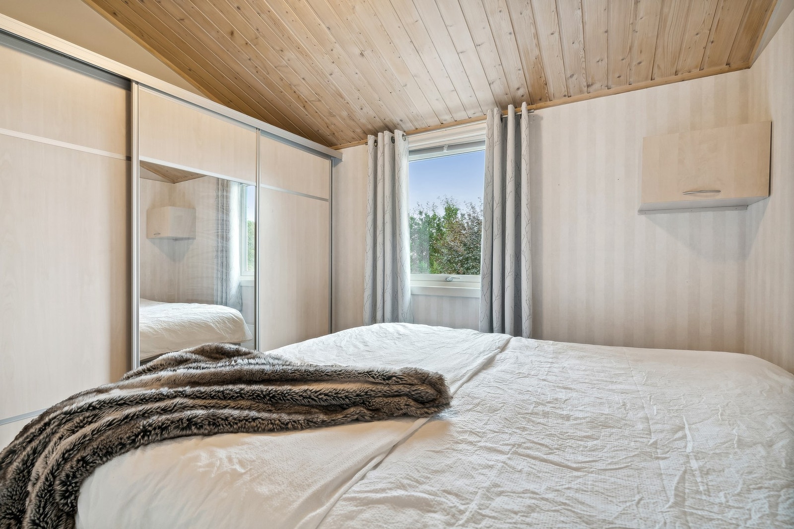 Soverom nr. 1 har stor skyvedørsgarderobe Galleribilde