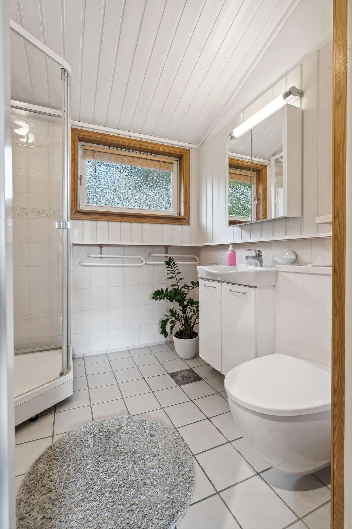 Meget praktisk med bl. a. dusjkabinett og vegghengt toalett Galleribilde
