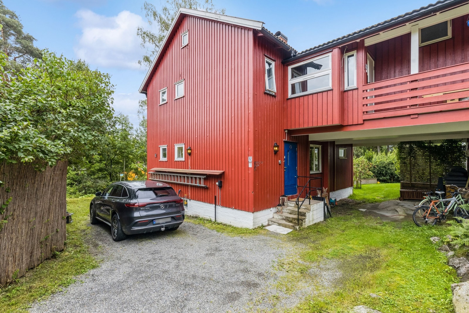 Store uteplasser, med god parkering Galleribilde