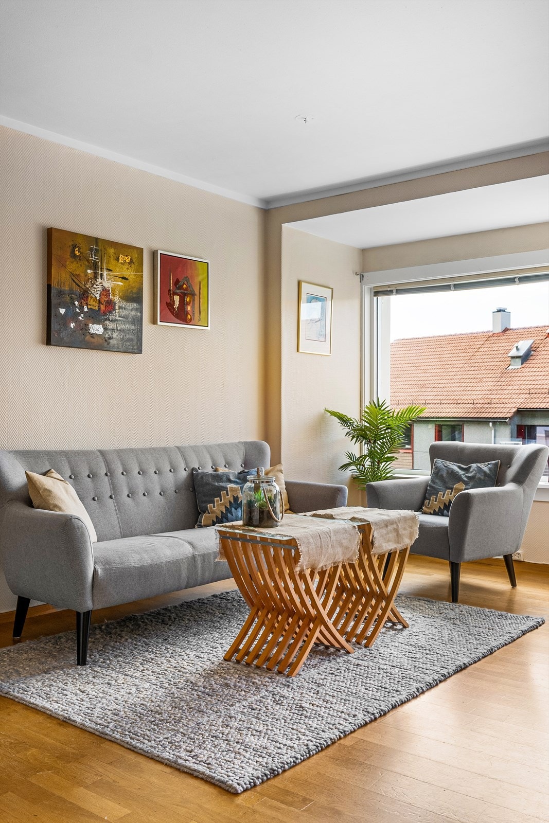 Stuen måler 21 kvm og har god plass til sofagruppe og spisebord. Galleribilde