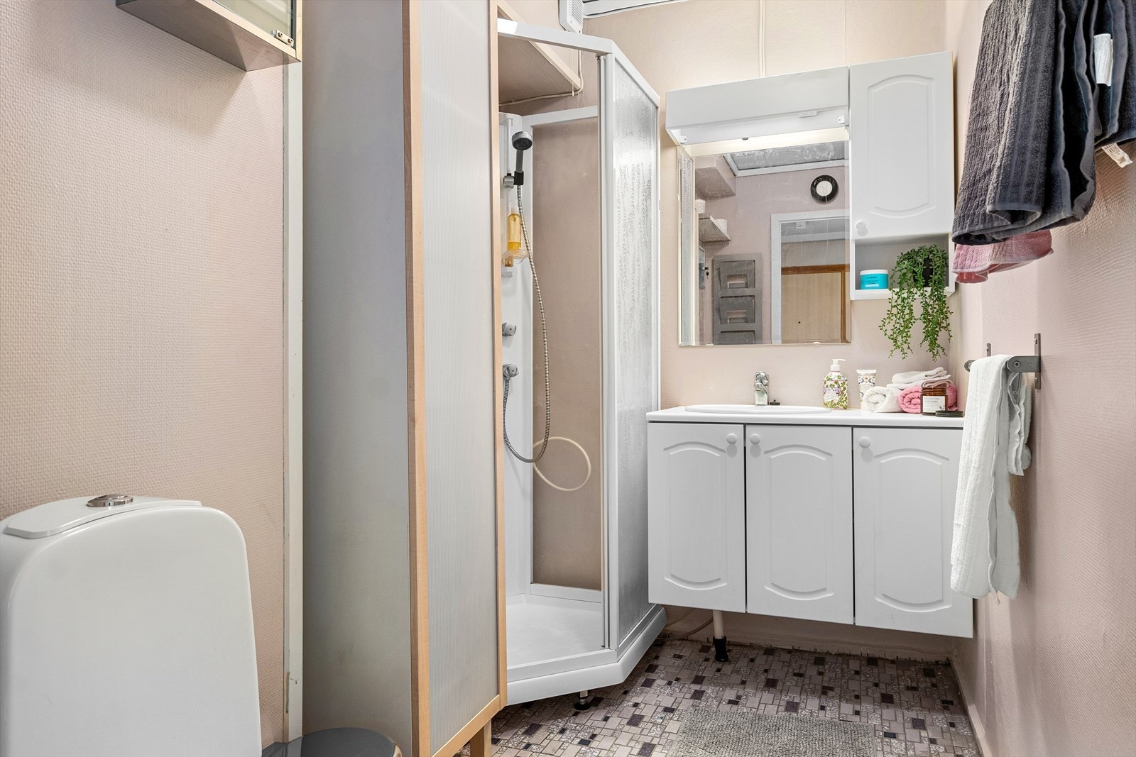 Badet fremstår med eldre standard, men er funksjonelt. Galleribilde