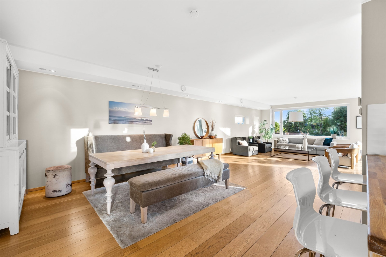 Spisestuedelen kan innredes med et stort spisebord og er et fint sted å samle familien rundt. Galleribilde