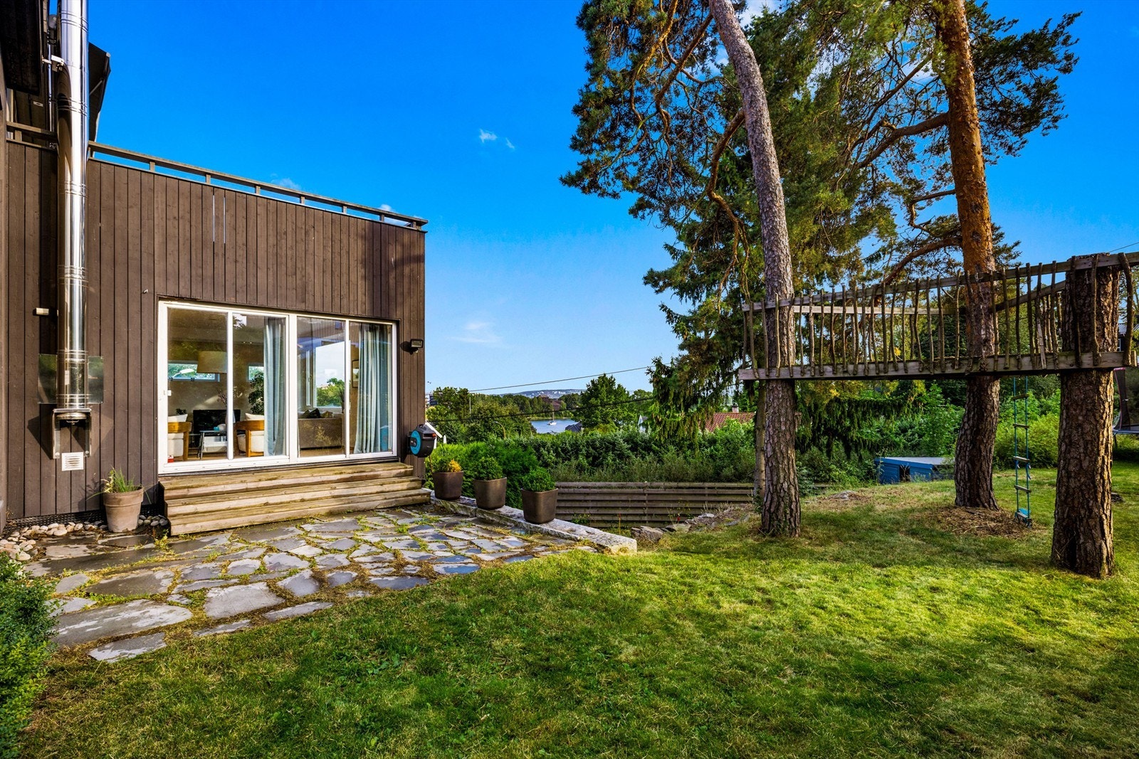 Lekker bolig fra 2011 med sjøutsikt og innvendig garasje med 2 plasser- Kort vei til Oslo. Galleribilde