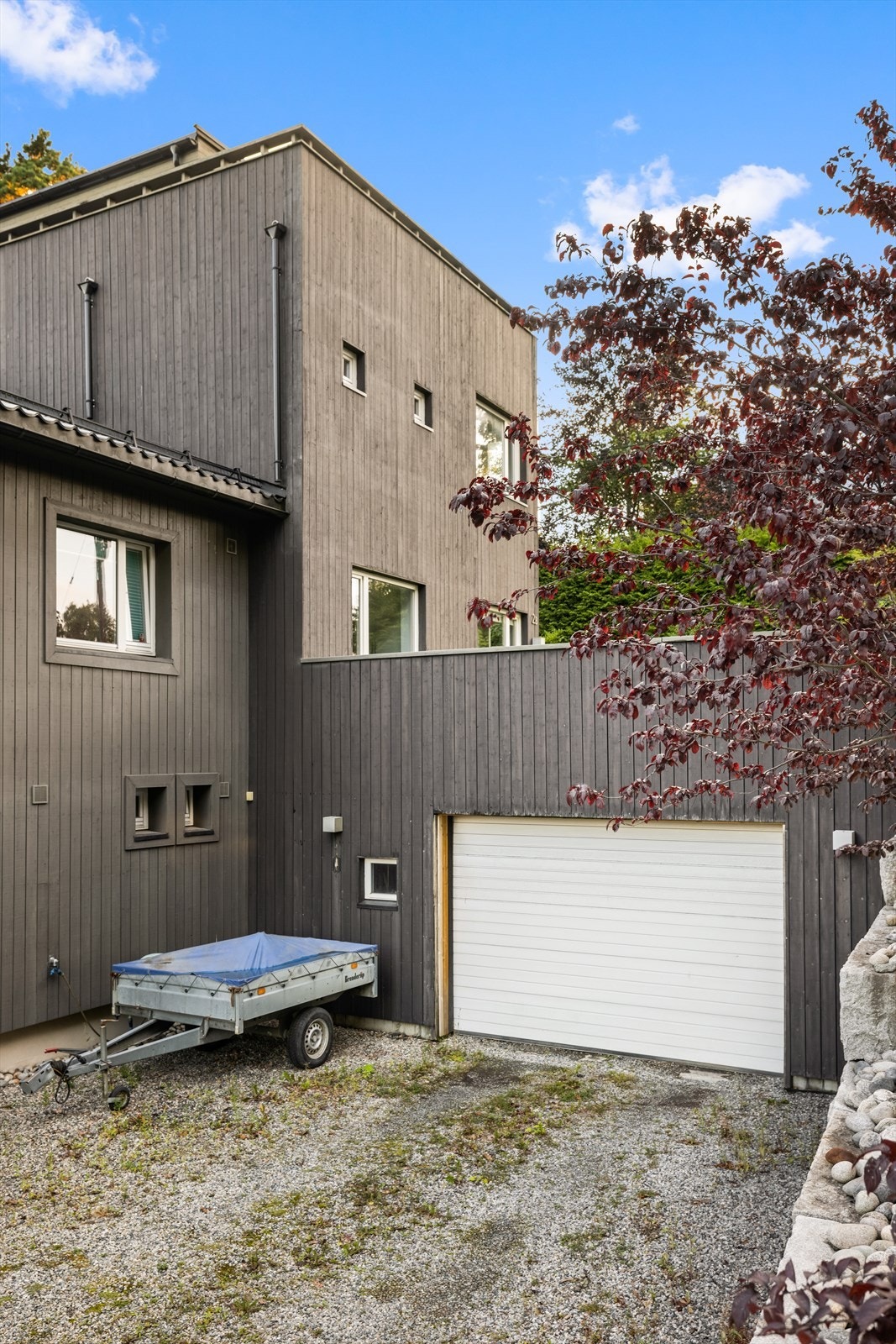 To garasjeplasser i fellesgarasje. Ihht seksjoneringen har hver seksjon tinglyst en tilleggsdel dere de har to garasjeplasser hver. Resterende del av garasjen er fellesareal. Galleribilde