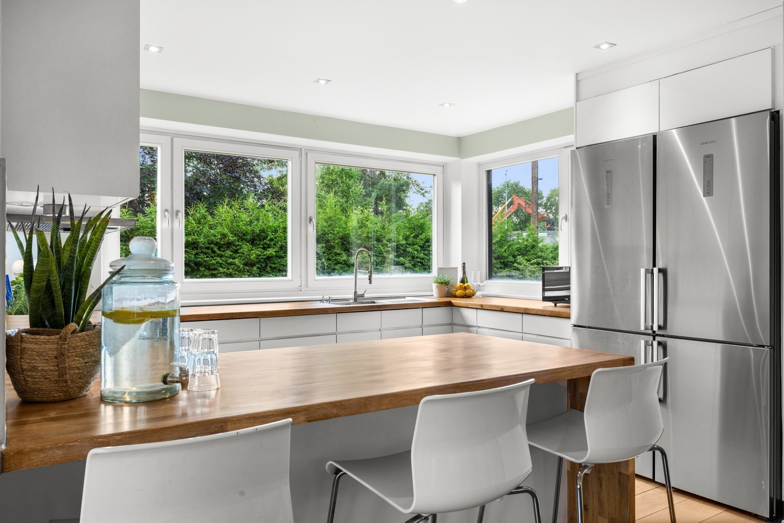 Kjøkkenøy med plass til barstoler, og kan brukes som et ekstra spisested. Galleribilde