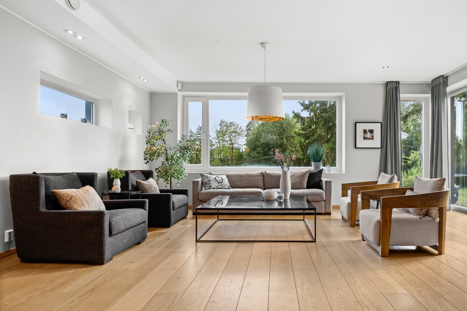 Fra stuen er det utgang til en vestvendt hageområde samt markterrasse. Galleribilde