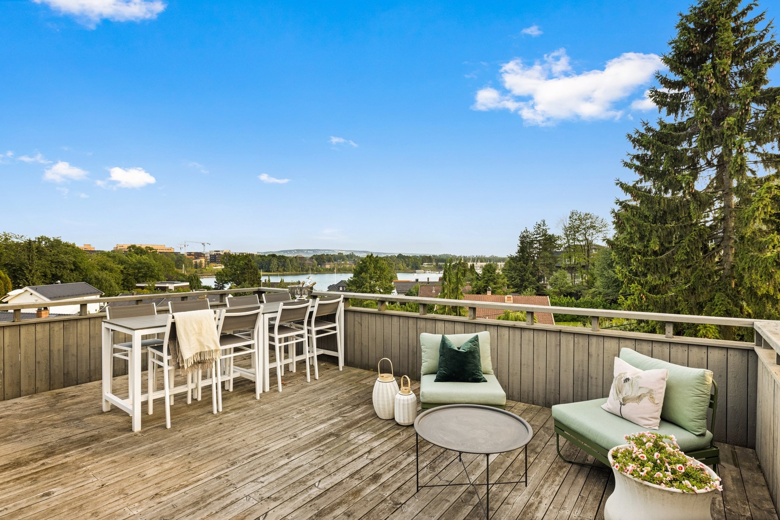 Takterrasse med gode solforhold, og ikke minst sjøutsikt over Holtekilen. Galleribilde
