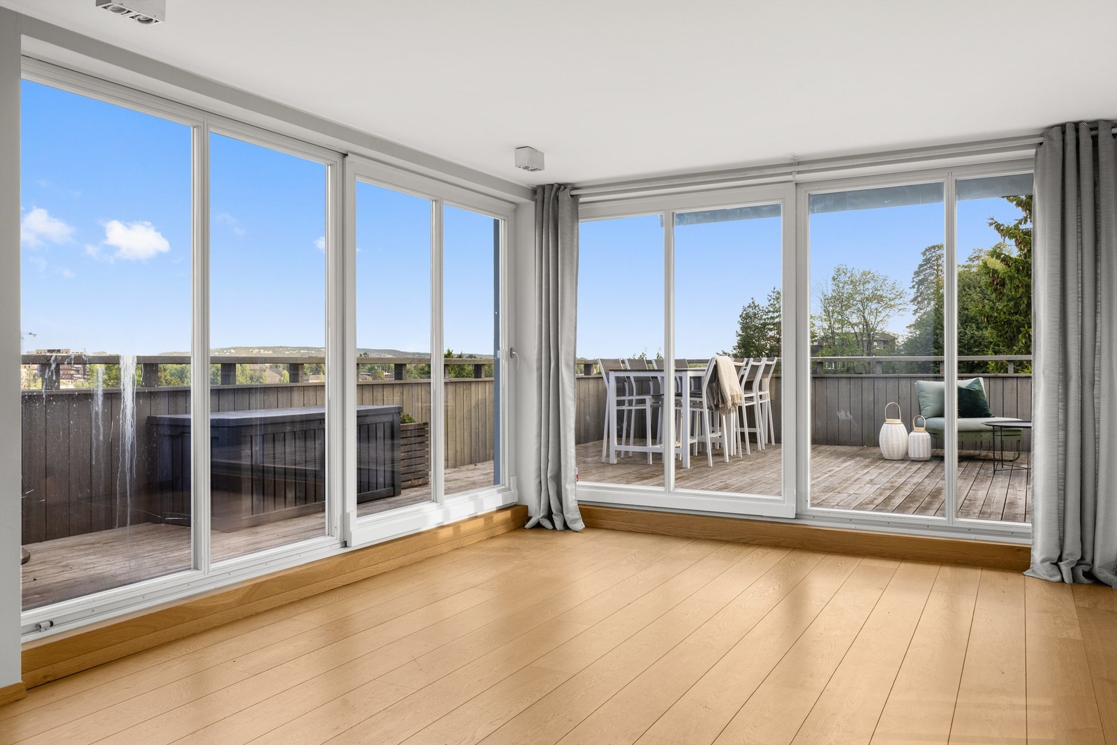 Fra loftstuen er det utgang til boligens stilige takterrasse med gode solforhold og utsikt mot sjøen. Galleribilde