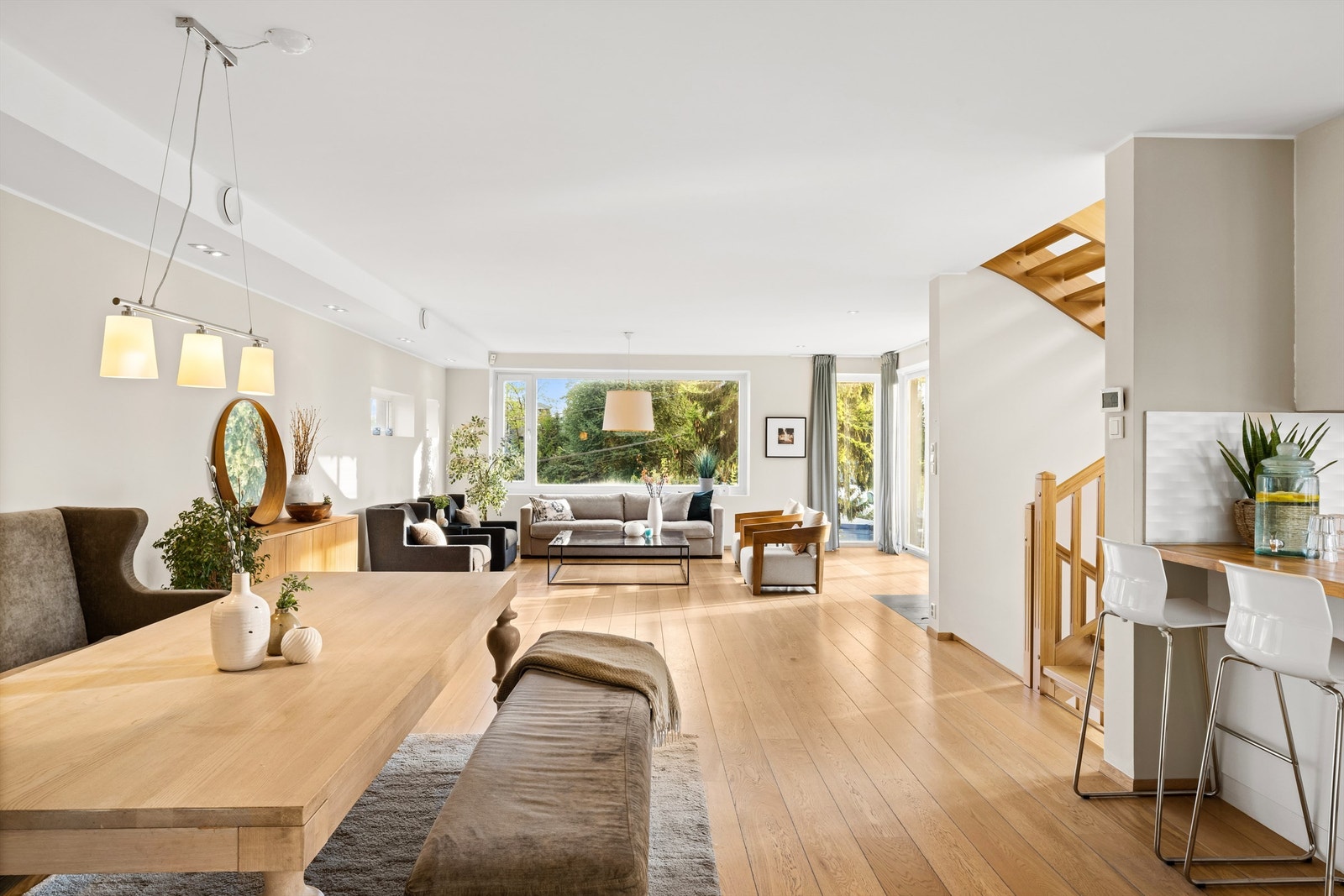 Spisestuedelen kan innredes med et stort spisebord og er et fint sted å samle familien rundt. Galleribilde