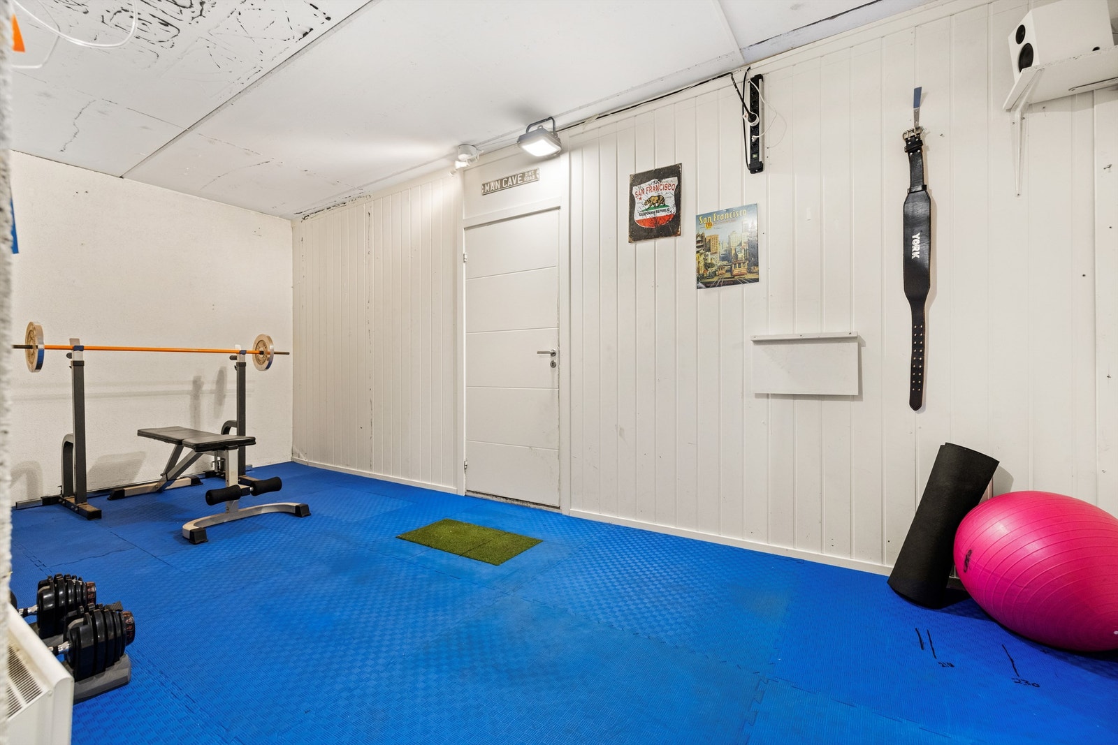 Trimrom utstyrt med diverse treningsutstyr og har adgang direkte inn til garasjeanlegget. Rommet har blitt innredet i senere tid og er opprinnelig en del av garasjeplassen. Galleribilde