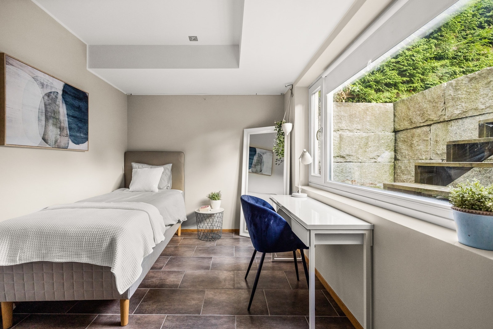 Gulvflater med flislagte gulv og veggflater med malte flater. Himlingsflater med nedsenket malt platehimling og downlights. Galleribilde