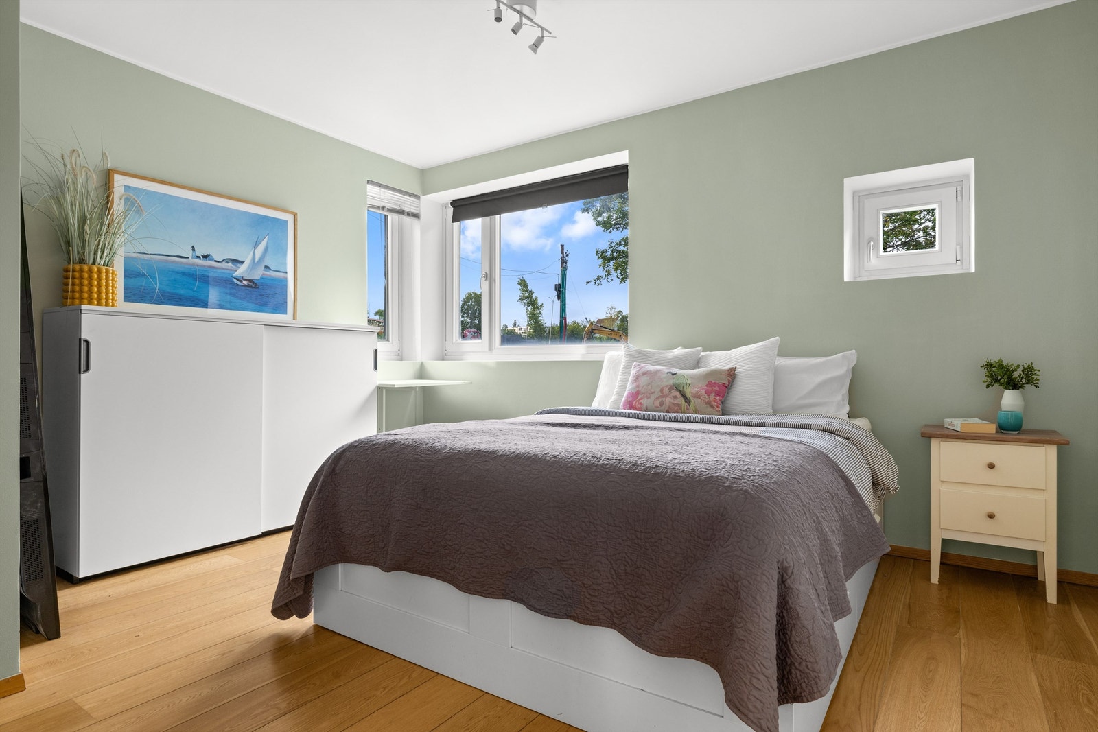 De andre tre soverommene egner seg godt som barnerom, gjesteværelse eller kontor og kan innredes med seng, skrivebord og evt. skyvedørsgarderobe. Galleribilde