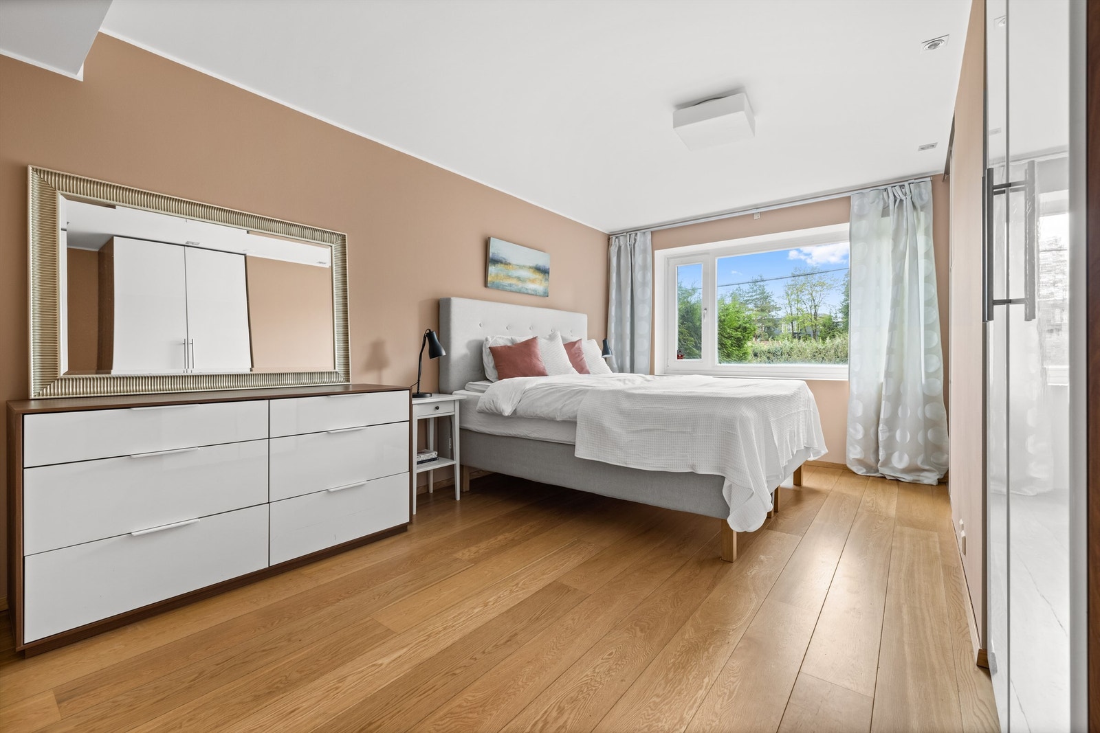 Hovedsoverommet oppleves som romslig med plass til dobbeltseng, nattbord og garderobeskap. Galleribilde