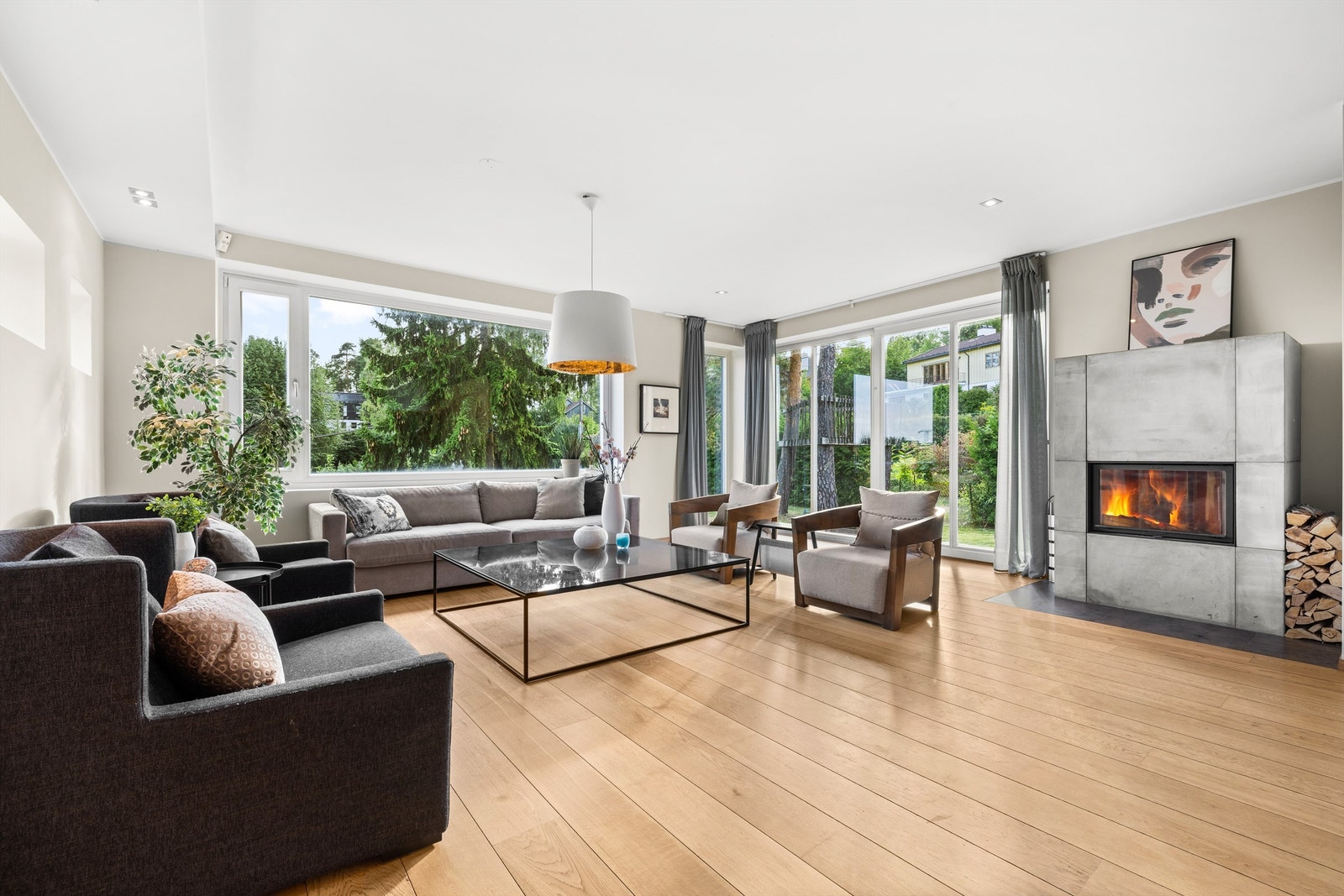 Vedfyrt peisovn med mulighet for å stable ved oppover i kroken. Galleribilde