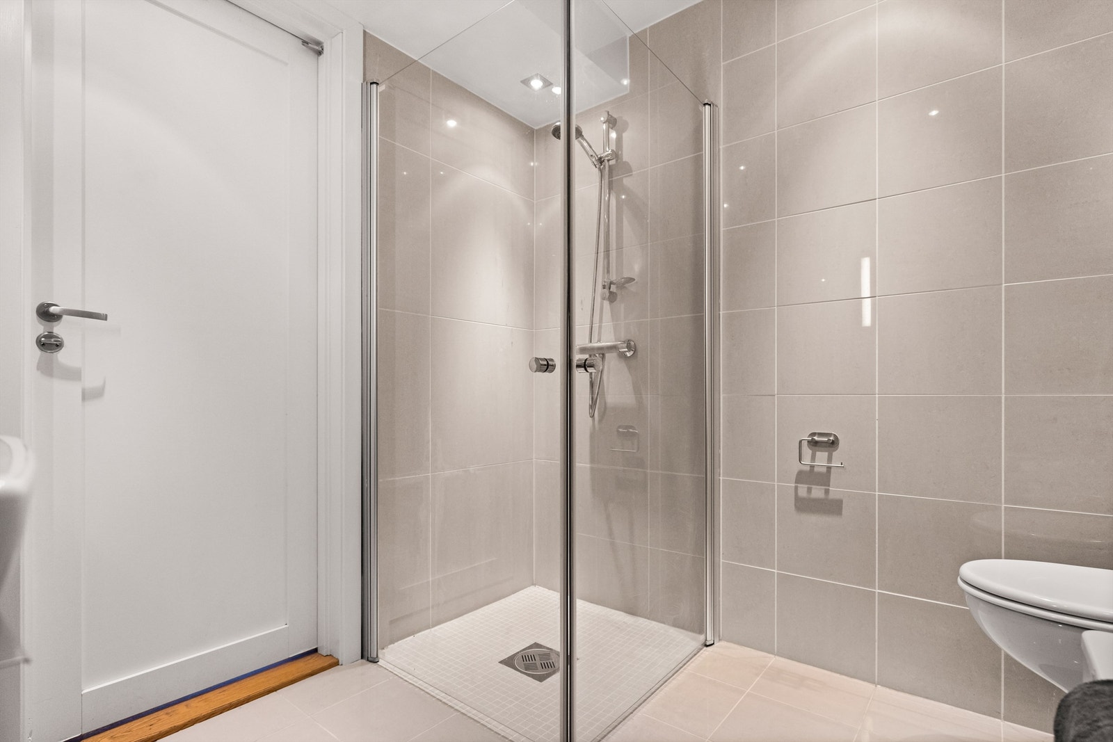 Vegghengt toalett med innebygget sisterne fra Geberit. Galleribilde