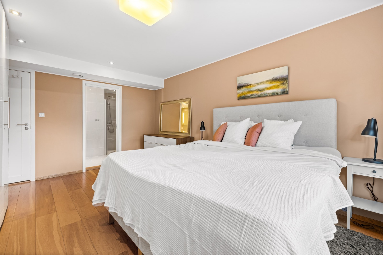 Hovedsoverommet inngang til sitt eget bad. Galleribilde