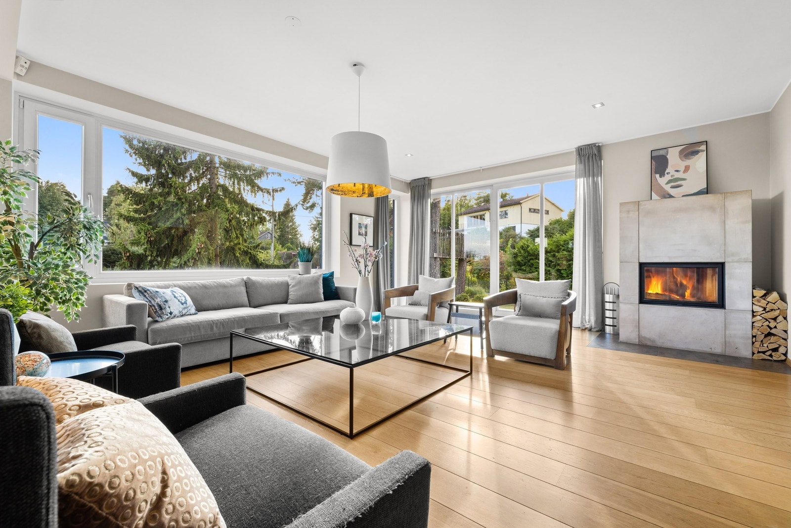 Stuen er innredet med en sofa, lenestoler og et stuebord som gir en moderne loungefølelse. Galleribilde