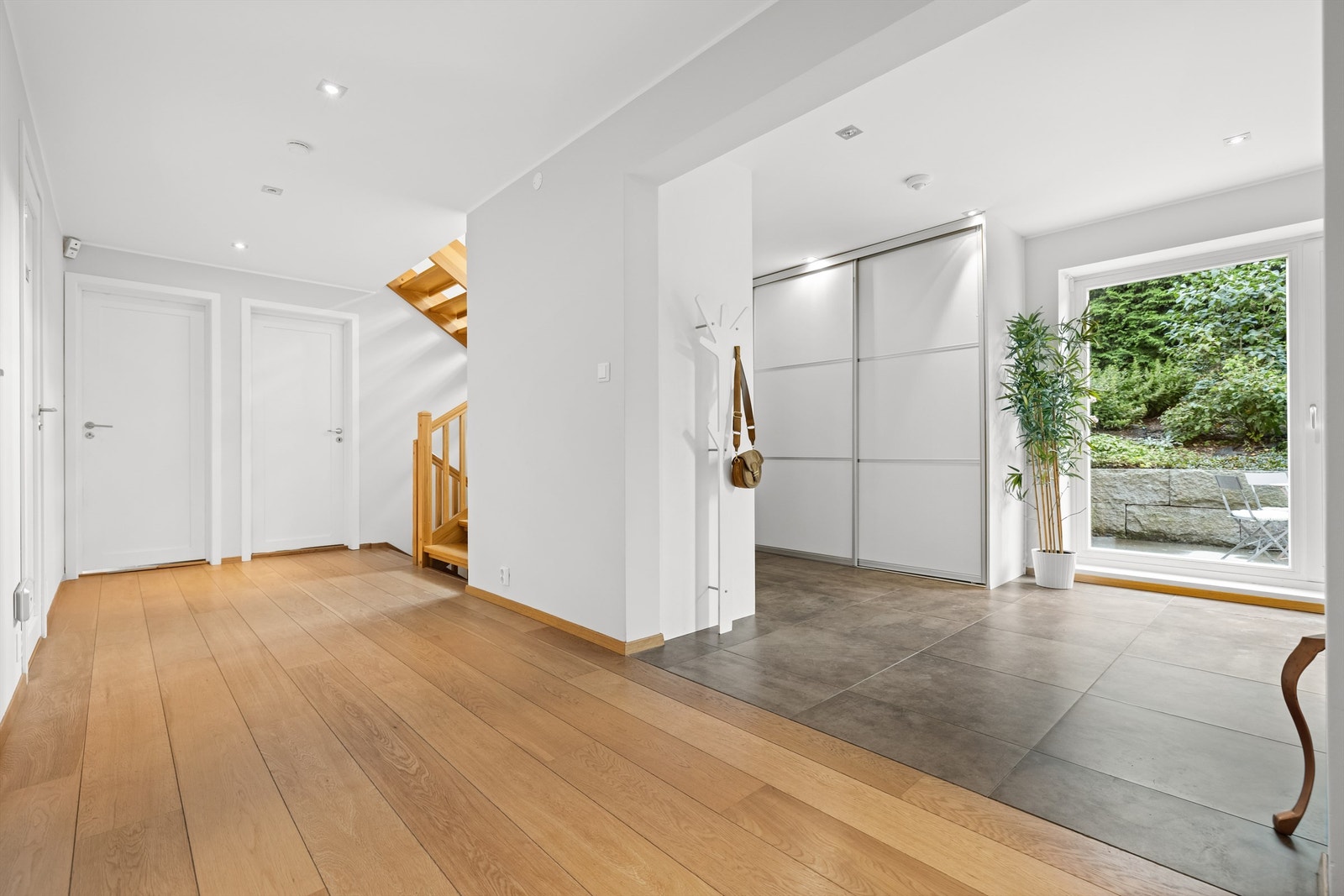 Boligens hovedinngang ligger i denne etasjen. Galleribilde