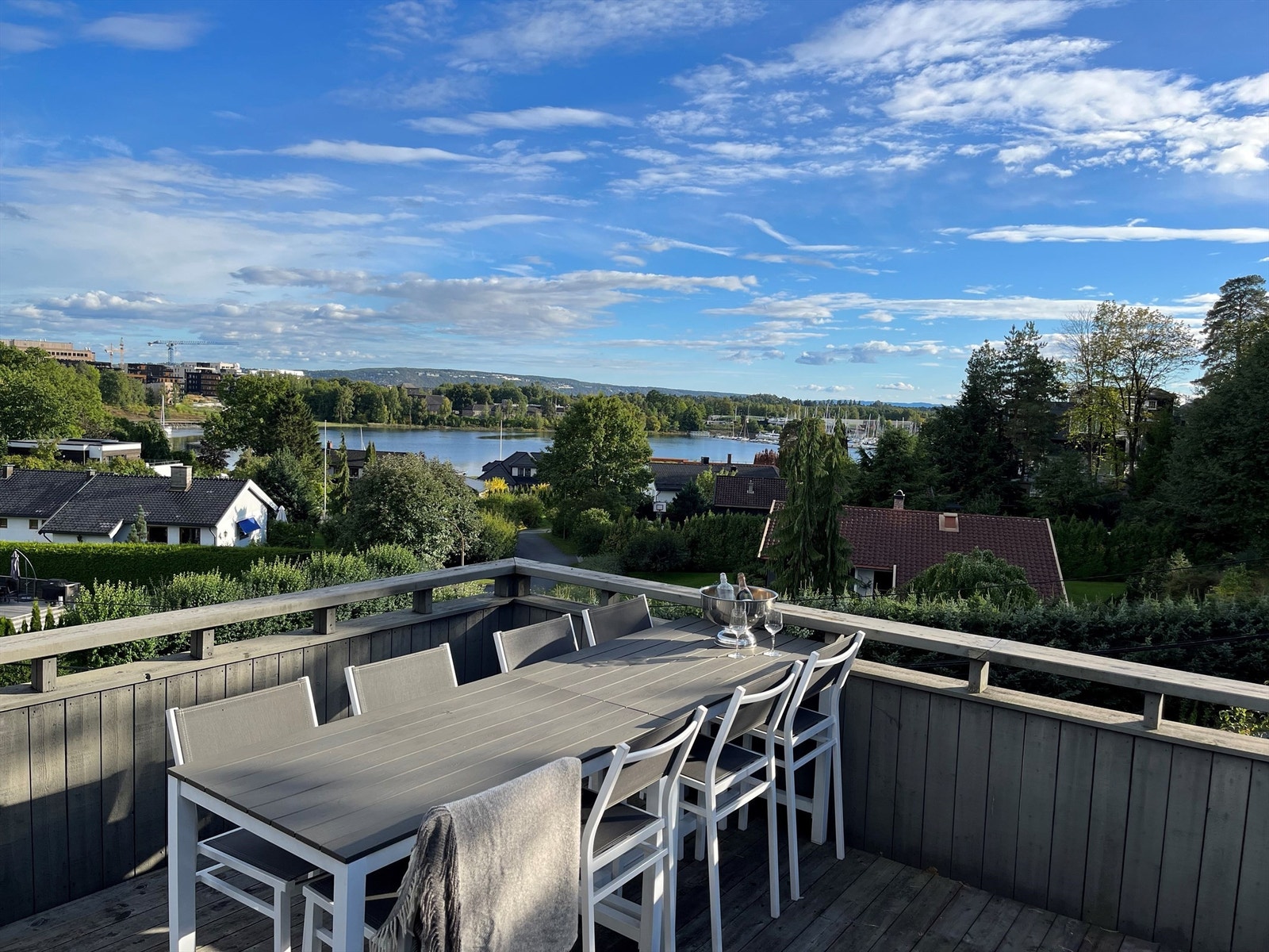 Lekker bolig fra 2011 med 296 kvm BRA med sjøutsikt og innvendig garasje med 2 plasser. Galleribilde