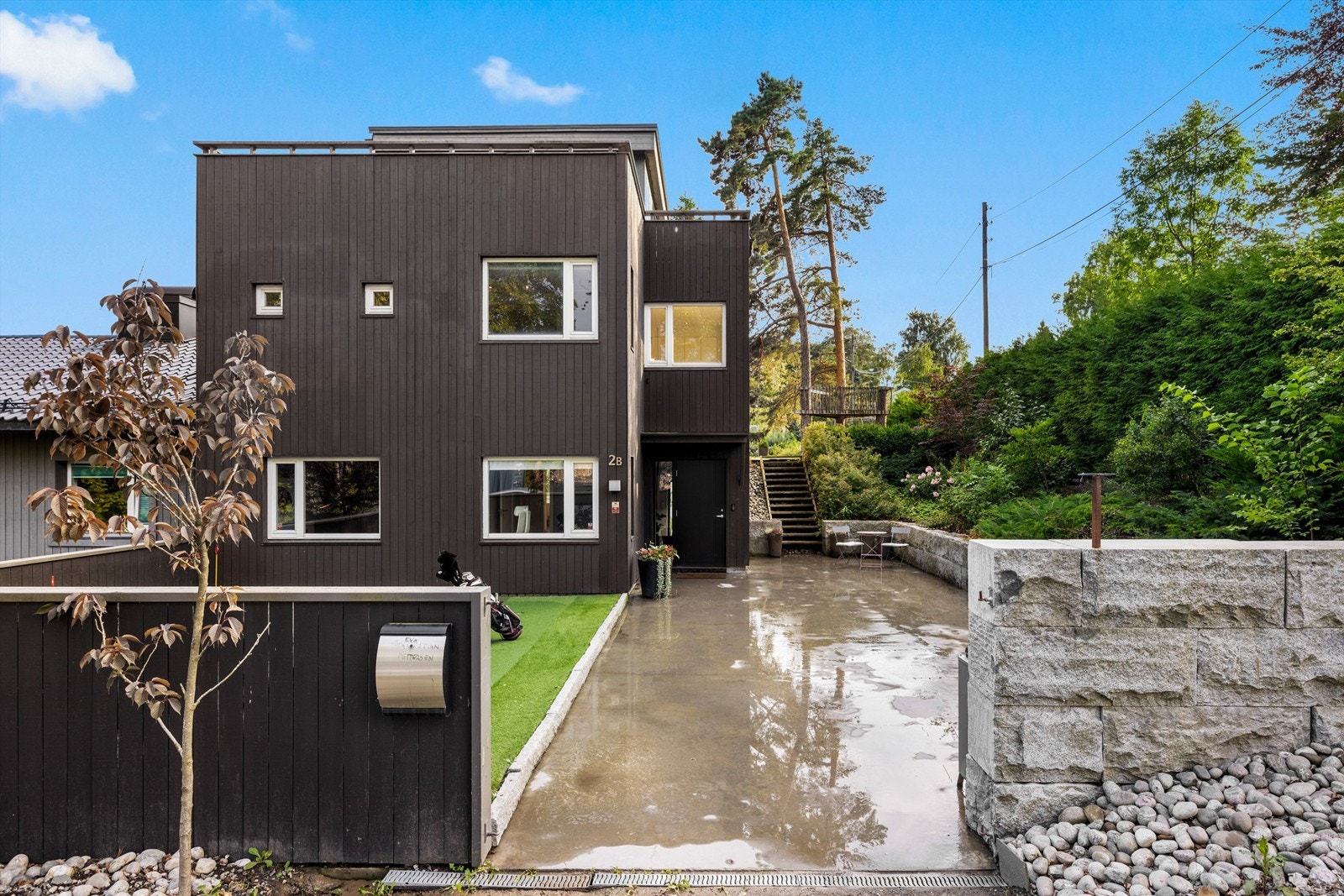 En stilig vertikaldelt tomannsbolig fra 2011 på 4 plan. Galleribilde