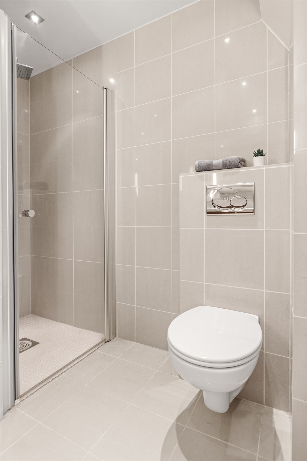 Vegghengt toalett med innebygget sisterne fra Geberit. Galleribilde