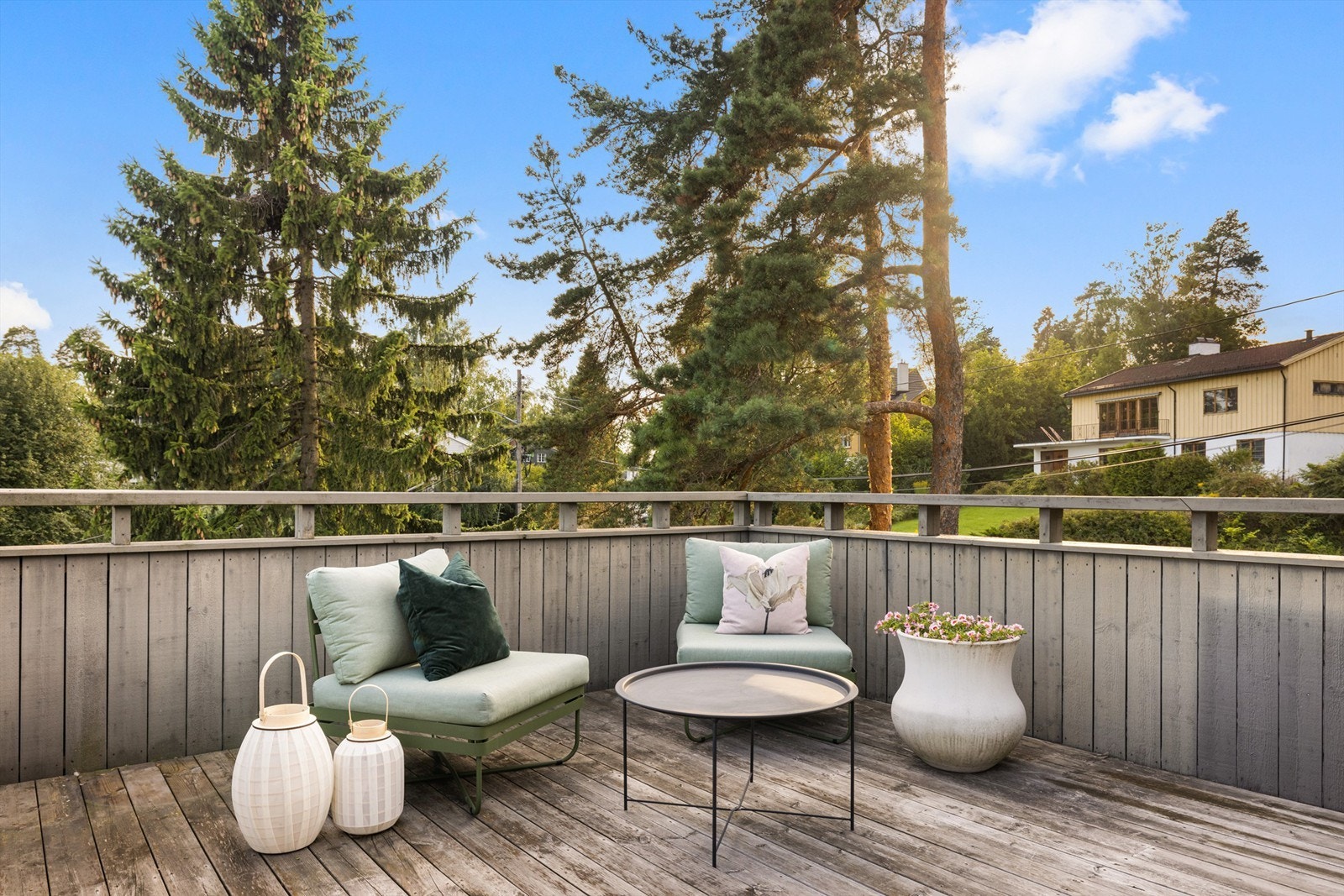 Godt med plass til en grill, utebeplantning og eventuelt solsenger. Galleribilde