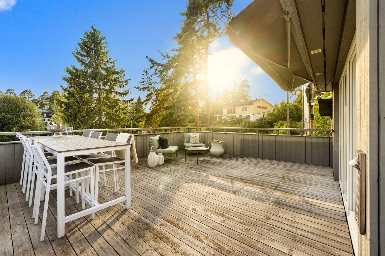 Takterrassen har plass til diverse utemøbler, enten om det ønskes loungegruppe, en større sittegruppe eller begge deler. Galleribilde