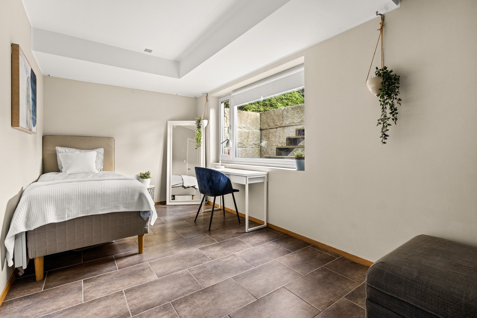 Bod innredet som soverom med seng, nattbord, skrivebord og garderobeskap. Galleribilde