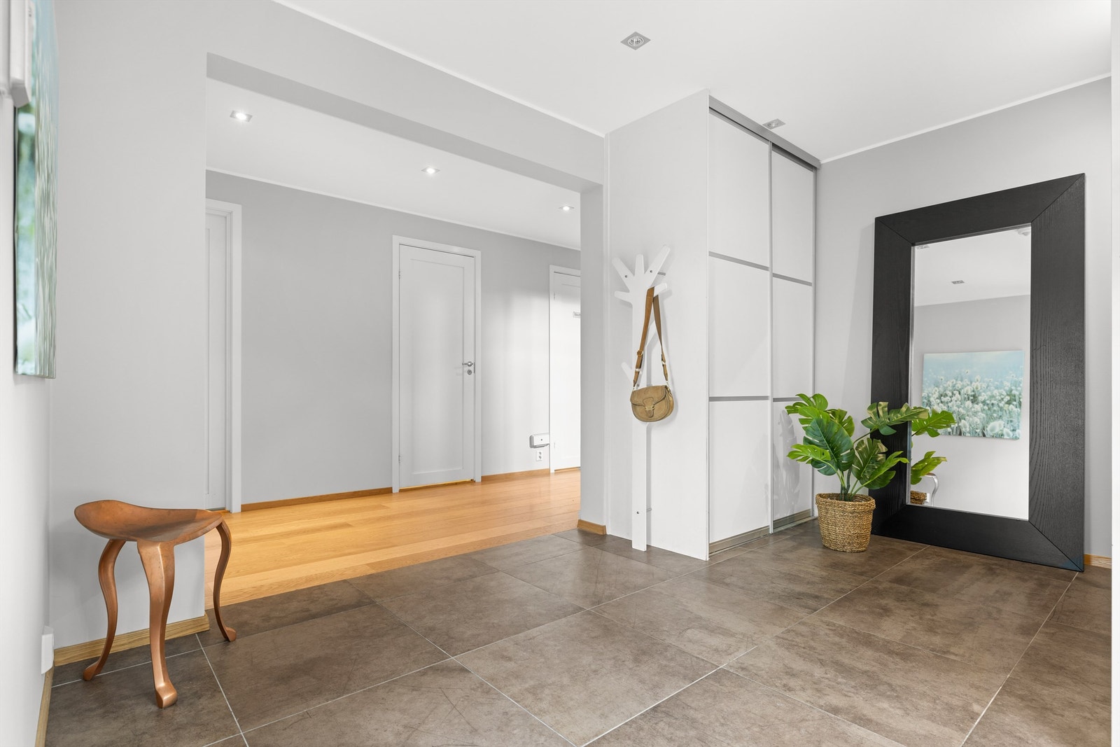 For øvrig kan det settes inn en sjeselong eller benk for ekstra sitteplass som kan være godt å ha til å ta på seg sko. Galleribilde