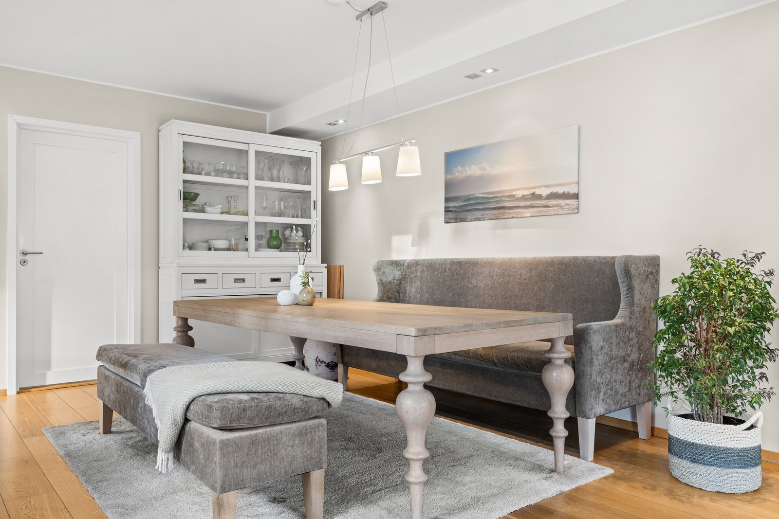 For øvrig er det innredet med en skjenk for ytterligere oppbevaringsplass til service. Galleribilde