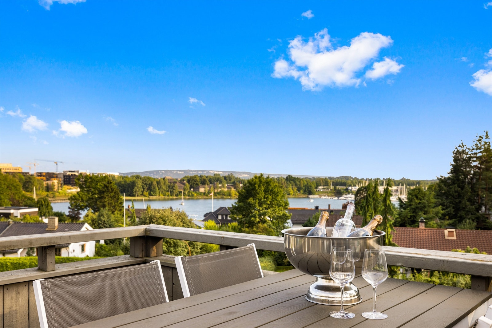 Her er det mulig å oppholde seg på solfylte dager eller på sommerkvelder ved å sette opp diverse utebelysning. Galleribilde