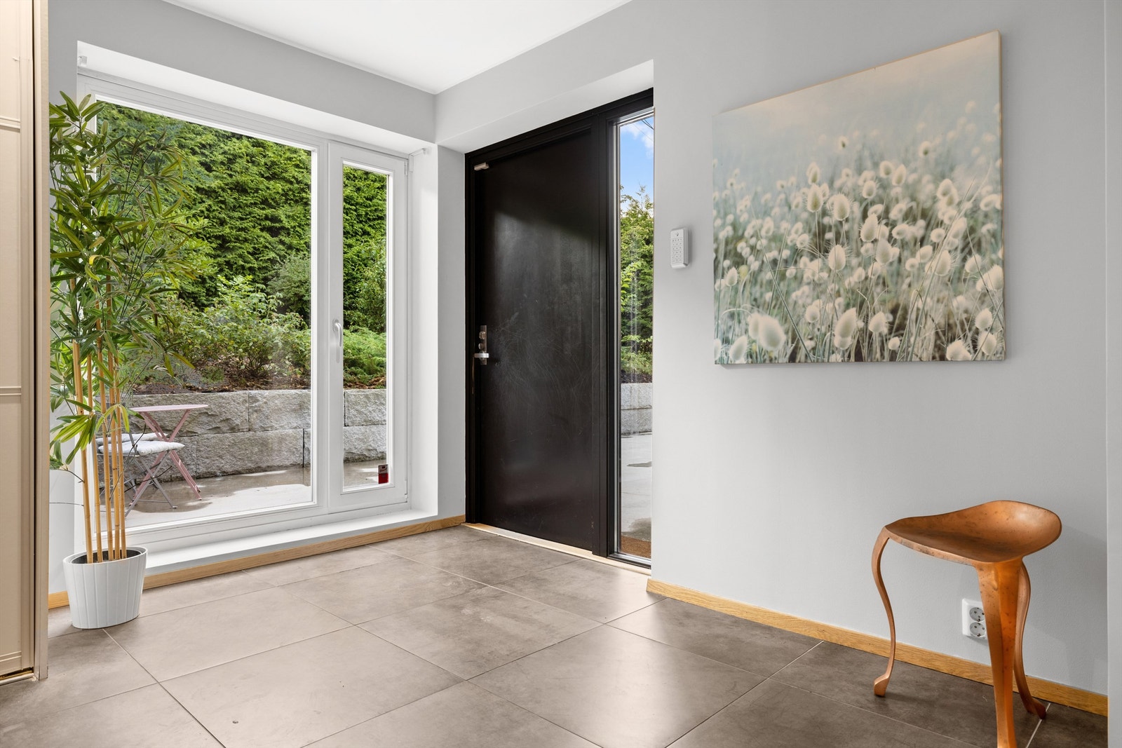 I hallen har du to garderobeskap på hver side av rommet som gir godt med lagringsplass for familiens yttertøy og sko. Galleribilde