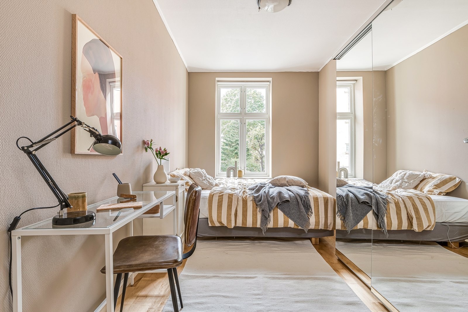 Dette soverommet er av god størrelse. Plass til dobbeltseng med tilhørende nattbord. Stor garderobe medfølger. Galleribilde