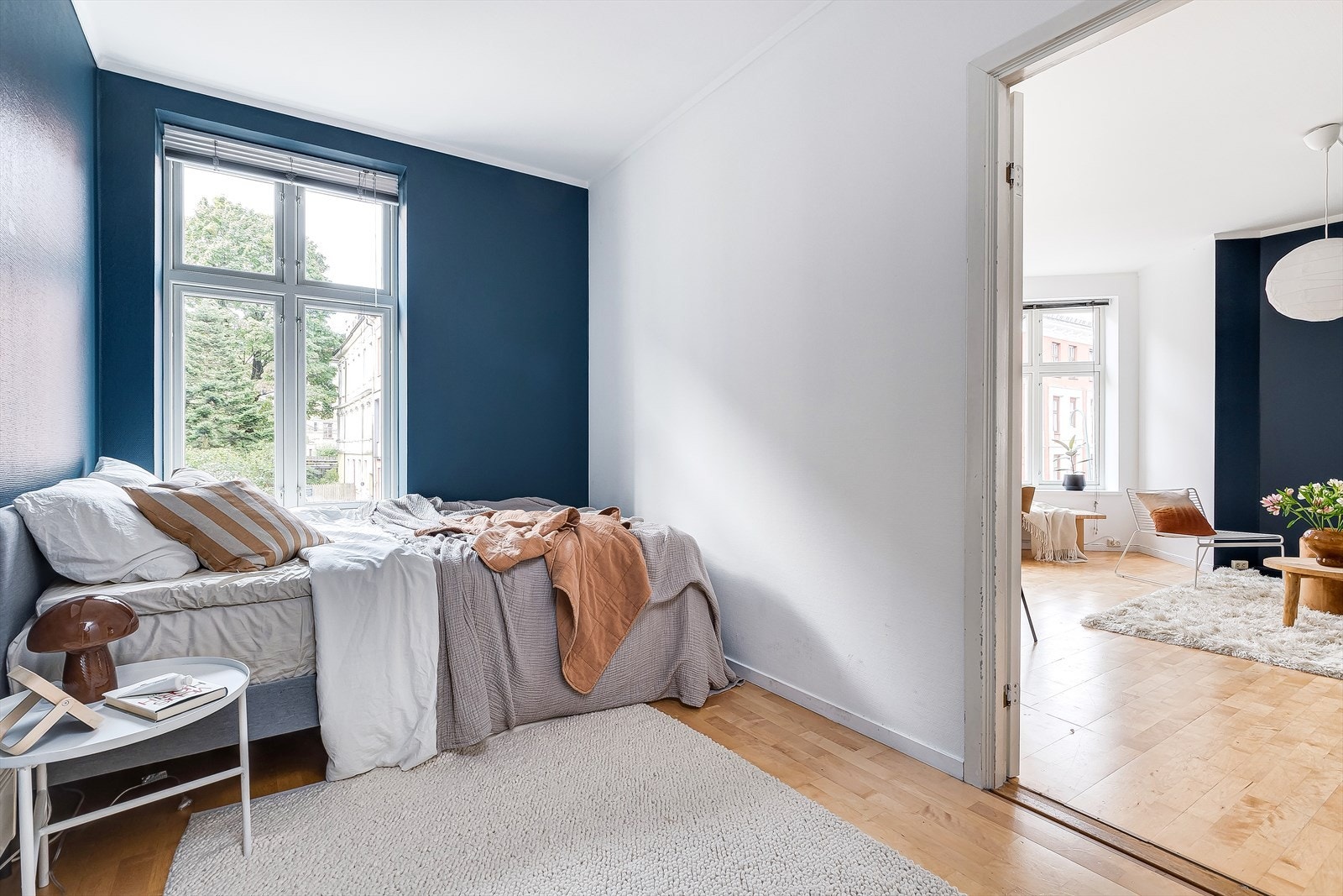 Det andre soverommet byr også på god plass. Plass til dobbeltseng, tilhørende nattbord og garderobe. Galleribilde