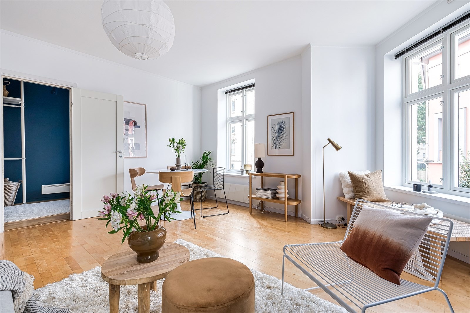 God plass til sofagruppe, stuebord, TV-benk og spisebord. Galleribilde