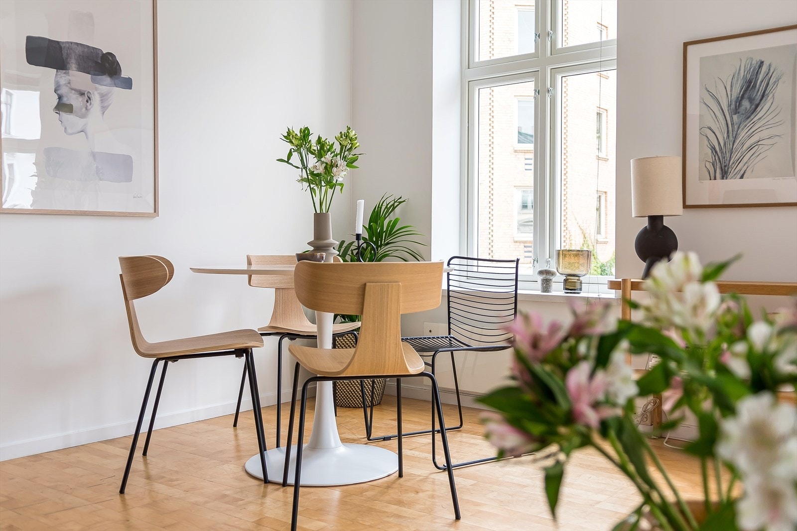 Du har også god plass til å invitere venner og familie til herlige måltider rundt spisebordet. Galleribilde