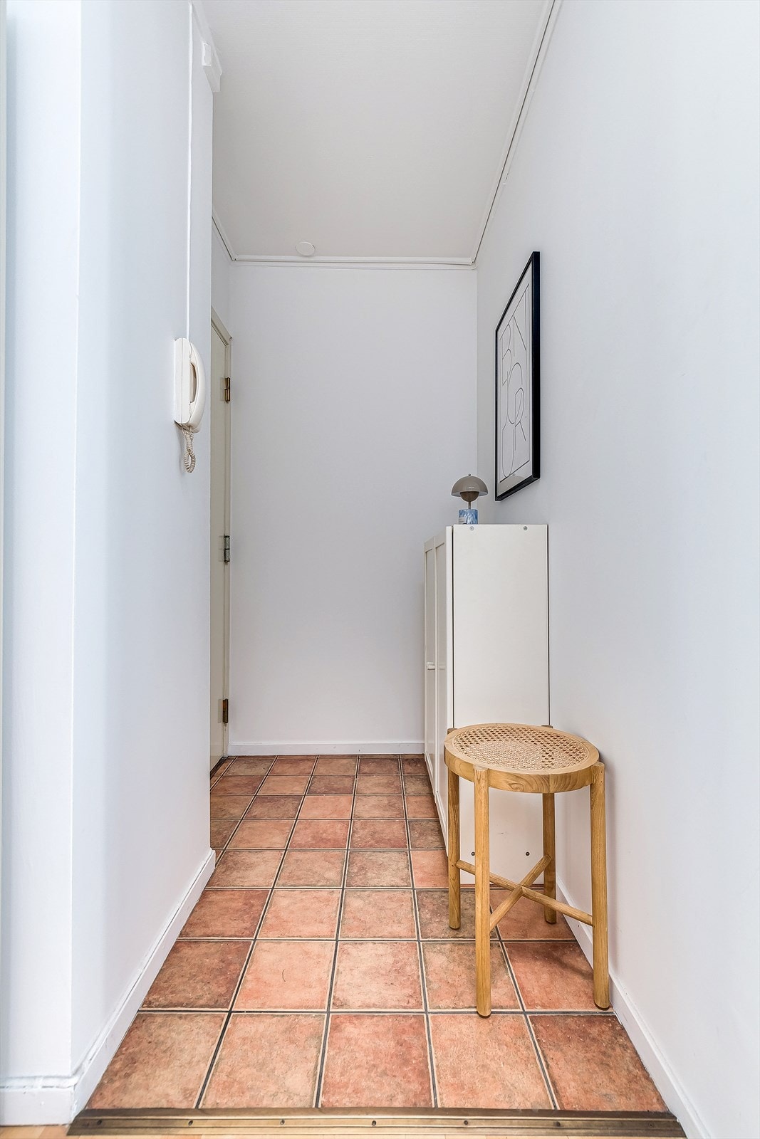 Velkommen inn! Plass til kommode ved inngangsparti. Det er også satt opp to garderobeskap i entré. Galleribilde
