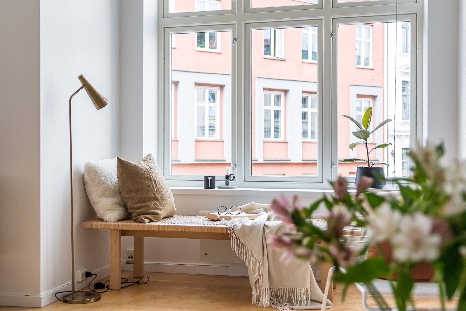 Bredt karnapp med god mulighet for lesekrok, day-bed eller liknende. Galleribilde