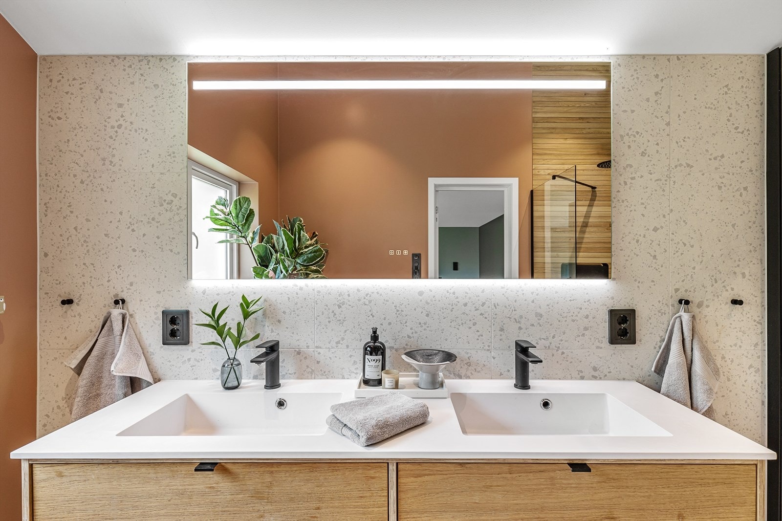 INR touch speil med integrert belysning. Galleribilde