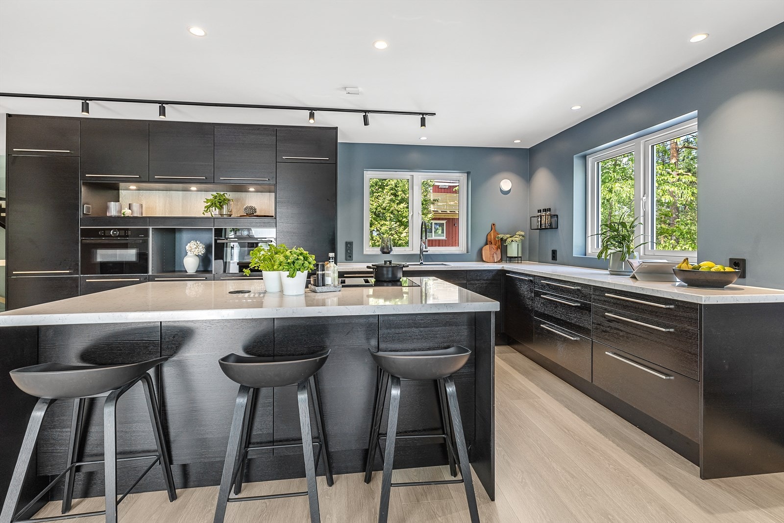 Svært lekkert kjøkken med innredning fra Epoq som i tillegg oppleves lyst og luftig på grunn av de store vinduene. Galleribilde