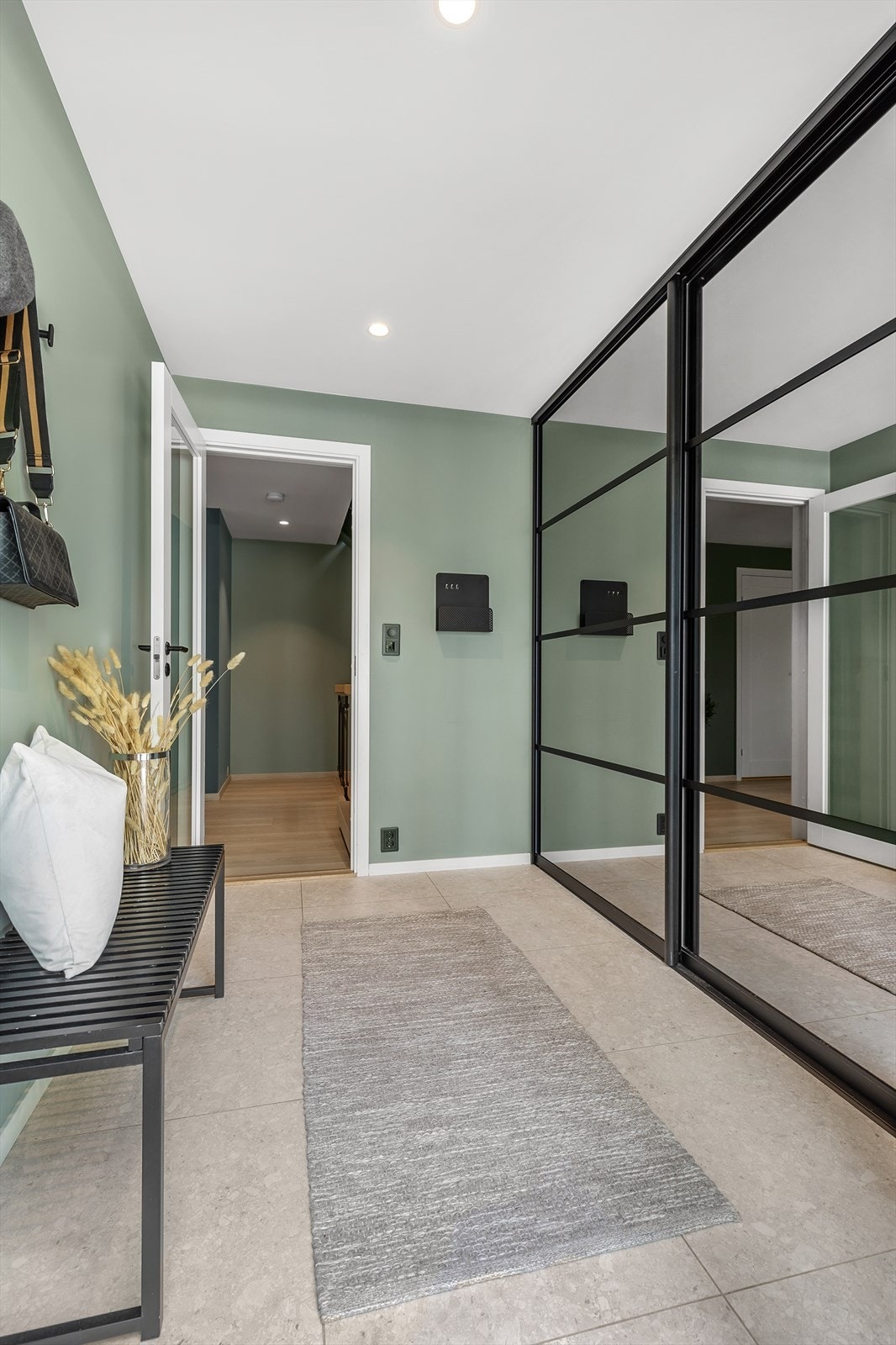 La oss ta turen inn! Det første som møter deg er en romslig entré med flislagt gulv og rikelig oppbevaringsplass i stor skyvedørsgarderobe. Galleribilde