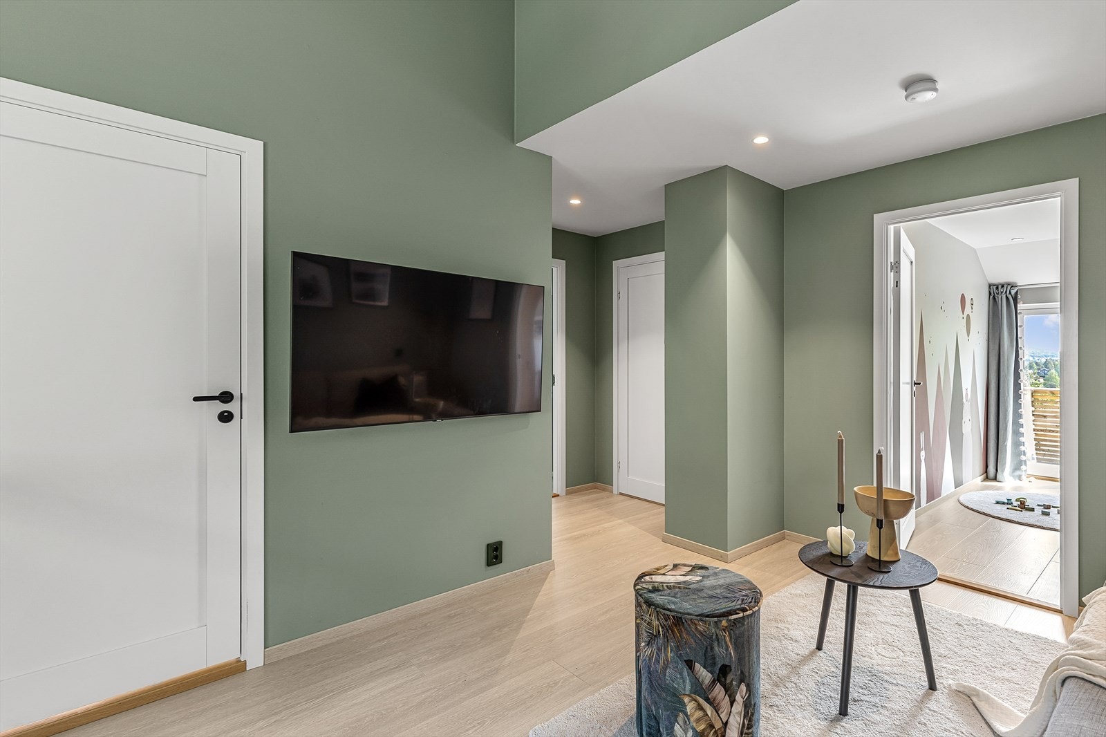 Loftstue med tilgang til hovedbadet og alle tre soverommene. Galleribilde