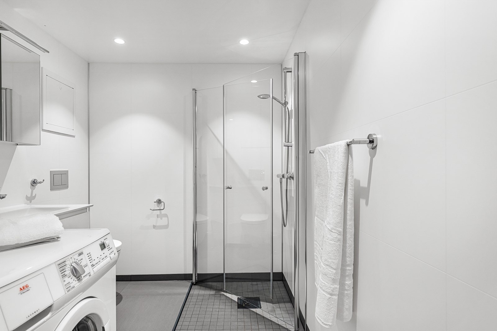 Delikat bad fra 2018 med flislagt gulv med varmekabler og baderomsplater på vegg. Galleribilde