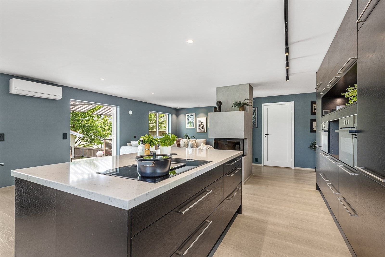 Stort, sosialt rom hvor familien kan møtes for kvalitetstid i en hektisk hverdag. Galleribilde