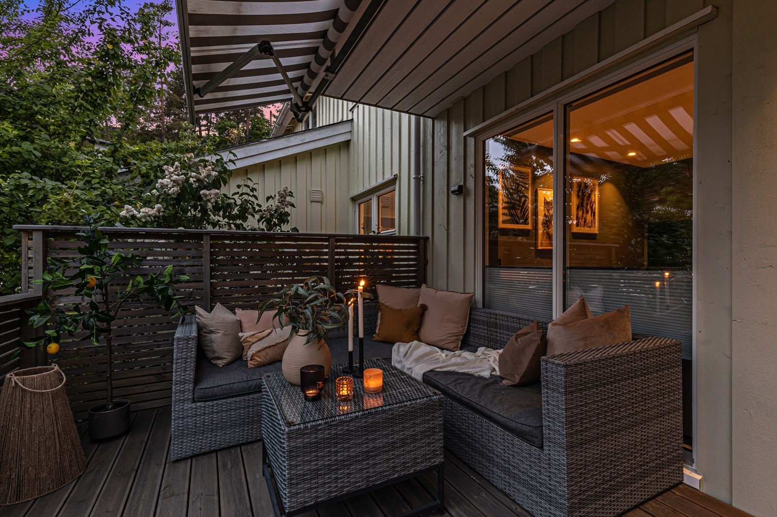 Sydvendt terrasse med markise. Galleribilde