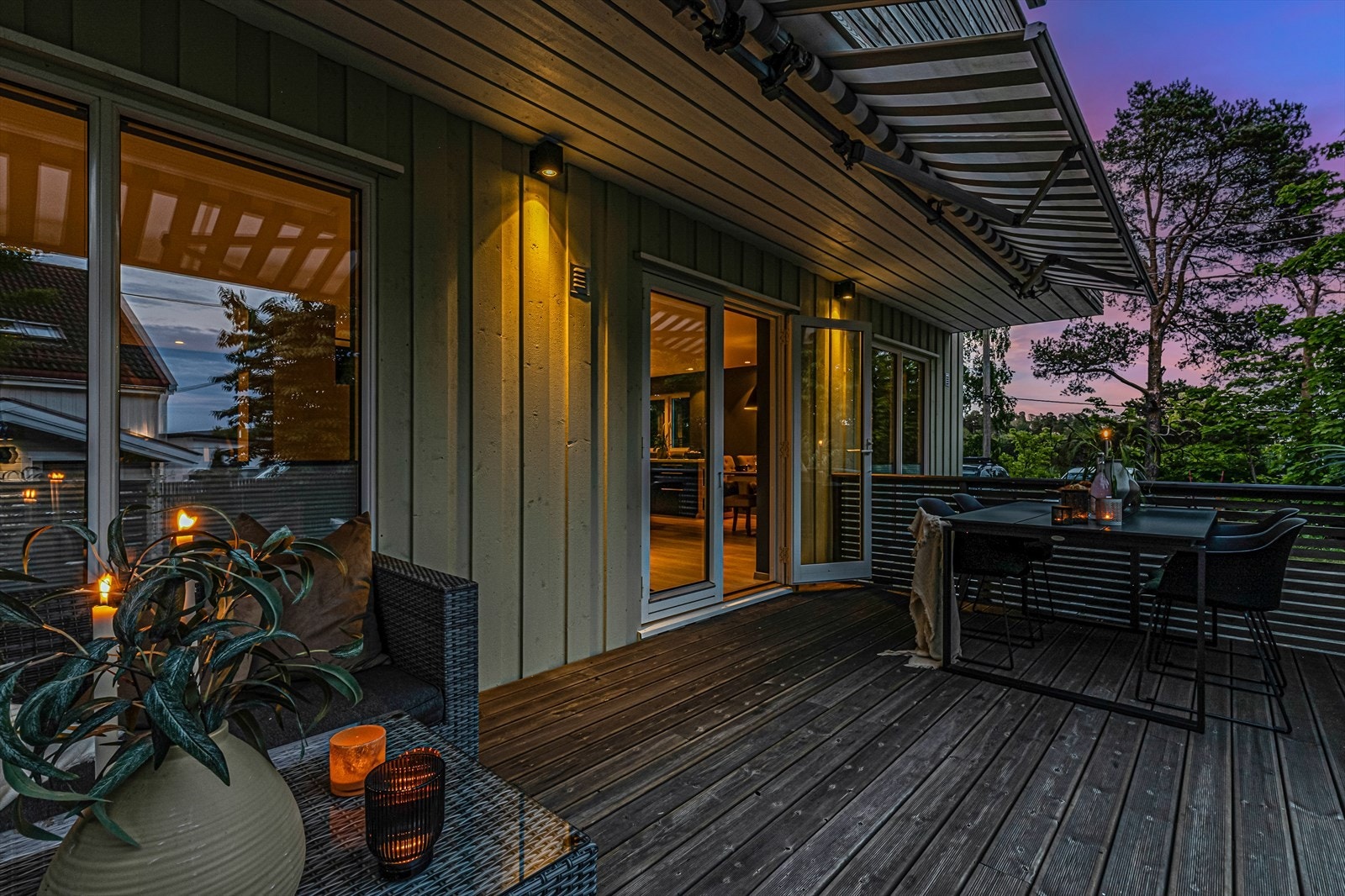 Terrassen er på 18 m² og har god plass til utemøbler. Stilig utendørsbelysning setter et eksklusivt preg på terrassen. Galleribilde