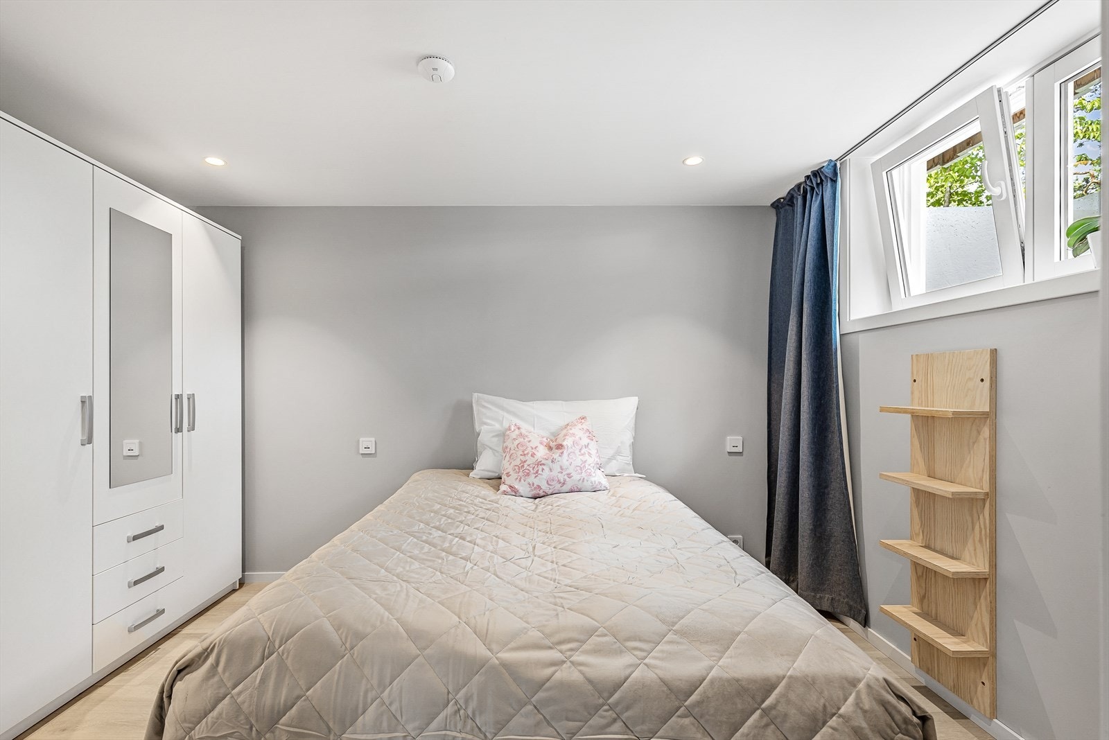 Soverom med garderobeskap. Galleribilde