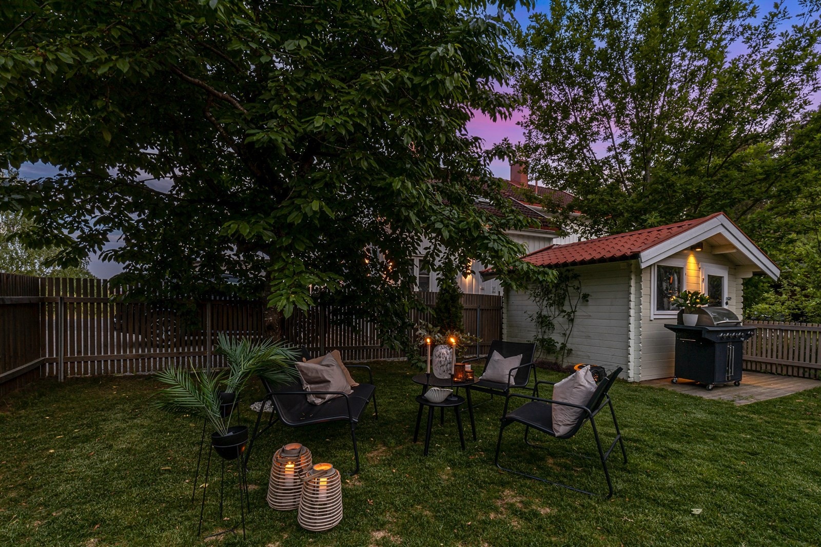 Nydelig hage som er perfekt for lange sommerdager. Galleribilde